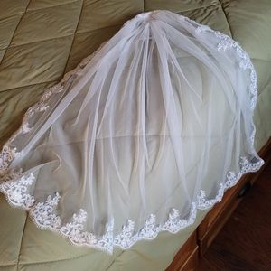 White communion/flower girl/wedding veil.  NWT